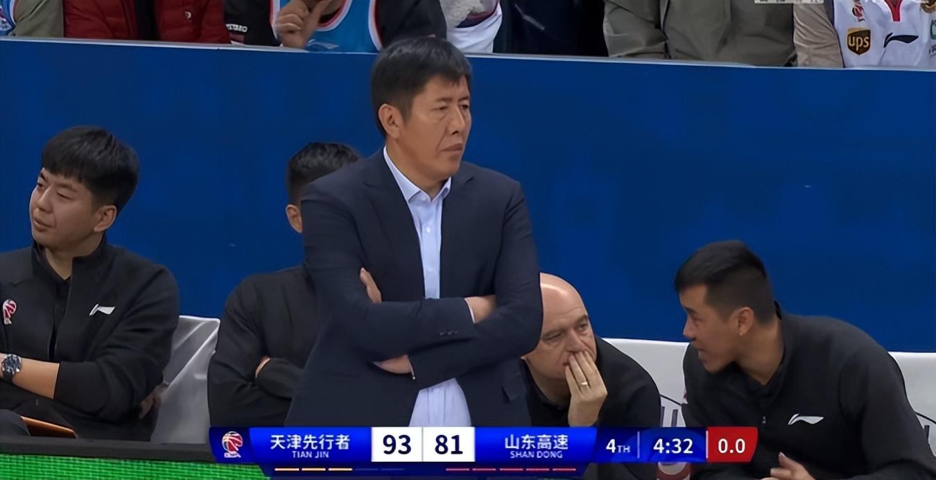 主教练作出重要战术调整，场上用兵如神的简单介绍