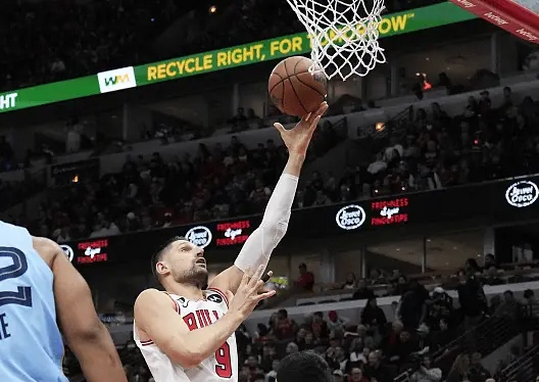 公牛逆转灰熊，保持榜首位置的简单介绍