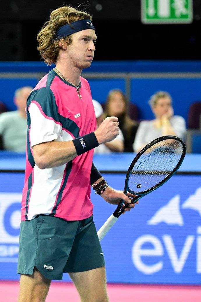 关于世界网球队鏖战西班牙网球队,费德勒一己之力扛起全队的信息 关于世界网球队鏖战西班牙网球队,费德勒一己之力扛起全队的信息