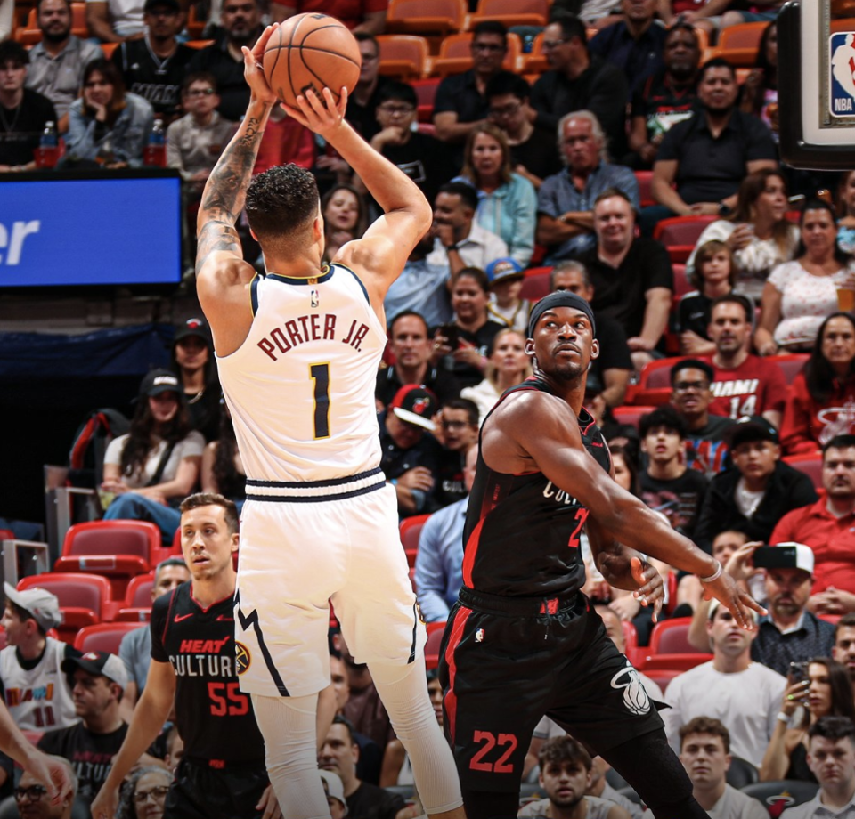 骑士横扫掘金,约基奇状态火热 骑士横扫掘金,约基奇状态火热