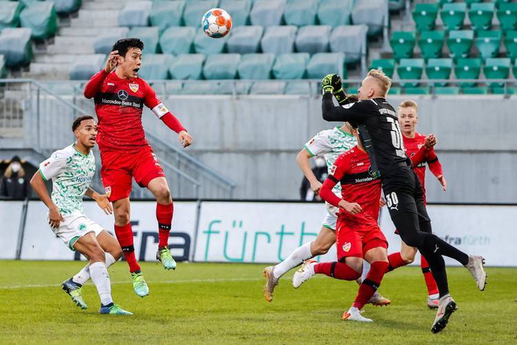 斯图加特主场不敌对手,保级形势严峻 斯图加特主场不敌对手,保级形势严峻